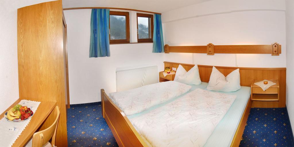 Gaestehaus Bergruh Tux Room photo