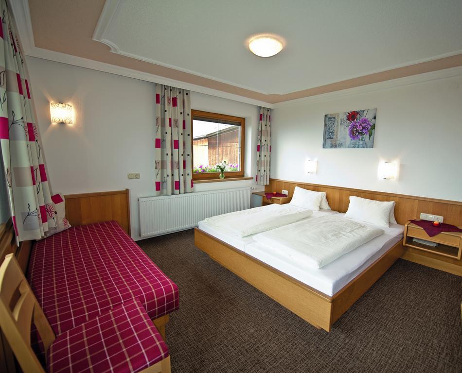 Gaestehaus Bergruh Tux Room photo